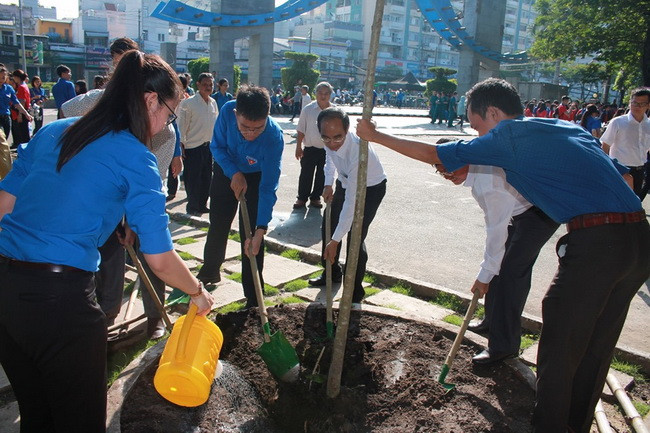 Đại diện Lãnh đạo Quận 10 và khách mời cùng với Ban Tổ chức tham gia trồng cây xanh trong công viên.