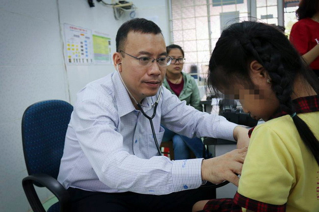 Bác sĩ khám tim từ thiện. (Ảnh: BVCC).