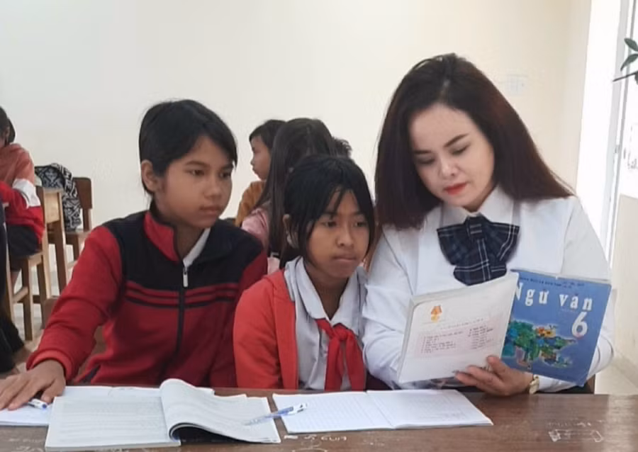 Cô giáo Lê Thị Thu Trang và học sinh trong giờ học Ngữ văn.