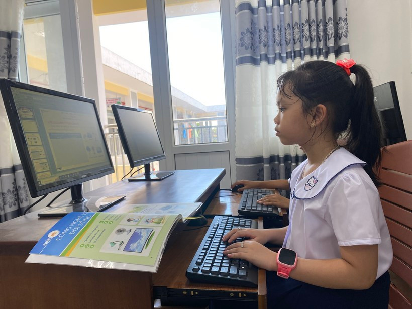 Học sinh Trường Tiểu học Hoà Bắc trong phòng thực hành môn Tin học.