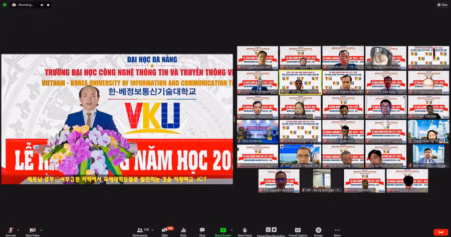 PGS.TS Huỳnh Công Pháp phát biểu tại buổi lễ khai giảng. 