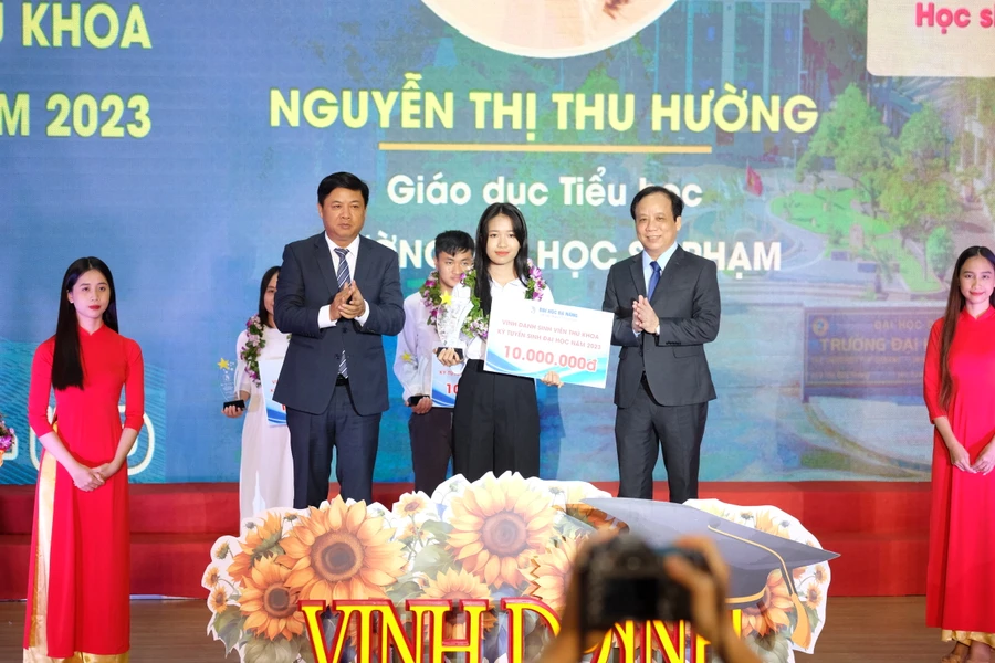 Ông Lương Nguyễn Minh Triết (thứ 2, trái sang) - Phó Bí thư Thường trực Thành ủy, Chủ tịch HĐND TP Đà Nẵng và PGS.TS Nguyễn Ngọc Vũ - Giám đốc Đại học Đà Nẵng tặng biểu trưng vinh danh và số tiền thưởng 10 triệu đồng cho các Thủ khoa. 