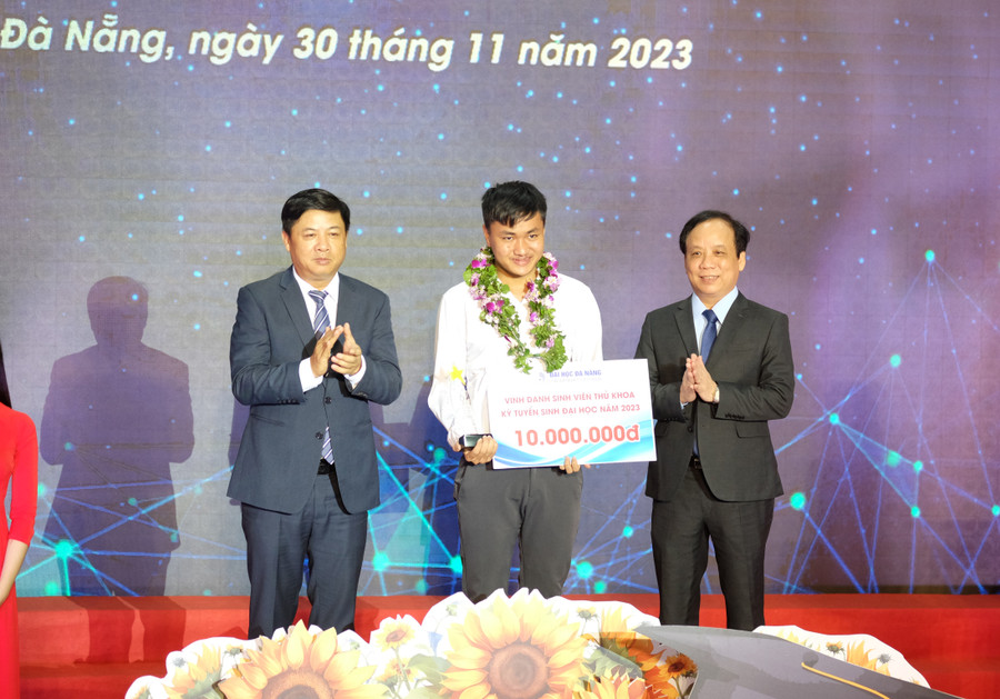 Sinh viên Phan Văn Trường - Thủ khoa Trường Đại học Bách khoa (Đại học Đà Nẵng) với số điểm 29,3. Sinh viên Phan Văn Trường - Thủ khoa Trường Đại học Bách khoa (Đại học Đà Nẵng) với số điểm 29,3.