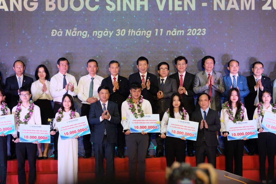 Vinh danh các Thủ khoa thuộc các trường thành viên Đại học Đà Nẵng. Vinh danh các Thủ khoa thuộc các trường thành viên Đại học Đà Nẵng.