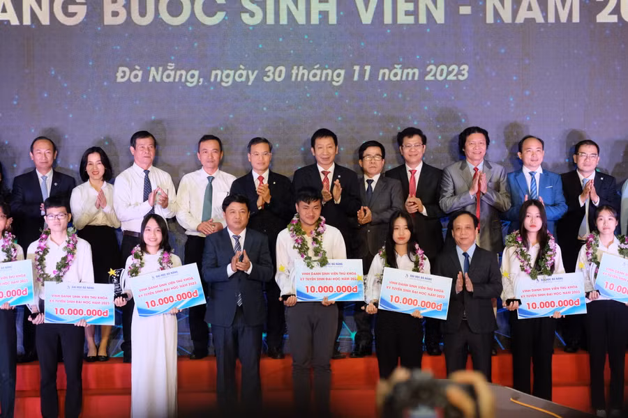 Vinh danh các Thủ khoa thuộc các trường thành viên Đại học Đà Nẵng.