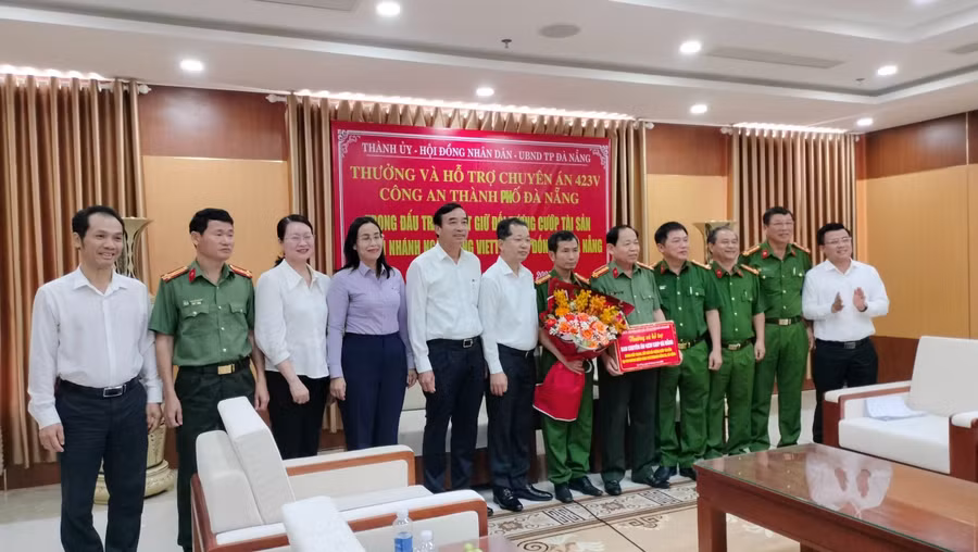 Đại diện lãnh đạo Thành ủy, HĐND, UBND TP. Đà Nẵng đến khen thưởng lực lượng công an. Ảnh: Công an Đà Nẵng. 