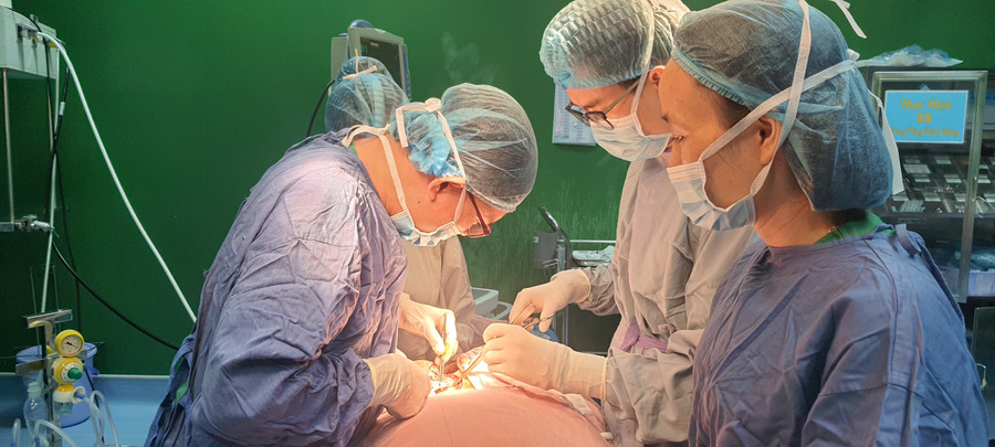 Bác sĩ phẫu thuật cho bệnh nhân T. Bác sĩ phẫu thuật cho bệnh nhân T.