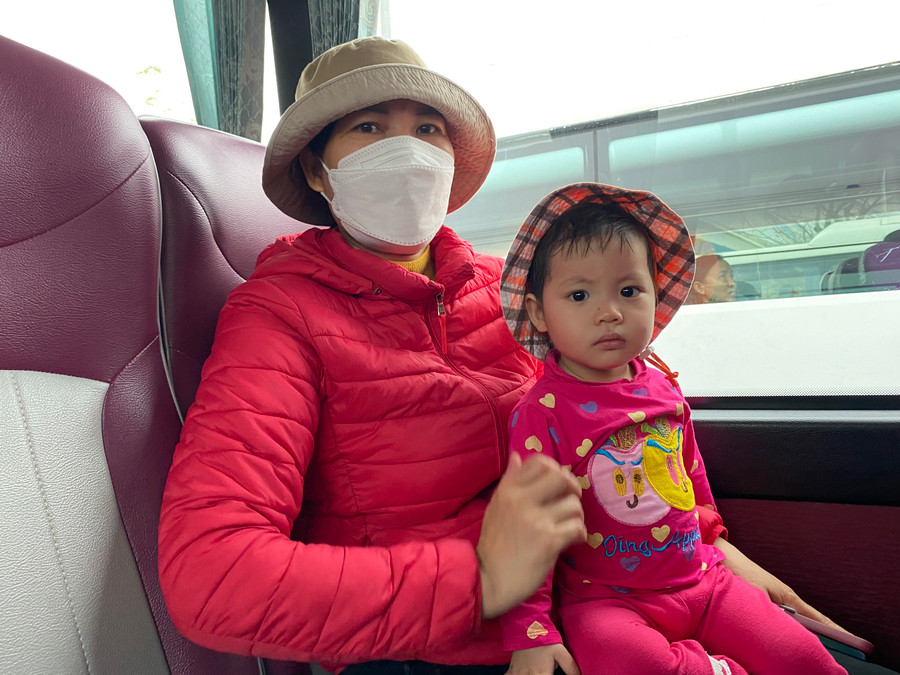 Chị Lê Thị Kim Thu cùng con của mình lên chuyến xe Công đoàn về quê Nghệ An đón Tết. Chị Lê Thị Kim Thu cùng con của mình lên chuyến xe Công đoàn về quê Nghệ An đón Tết.