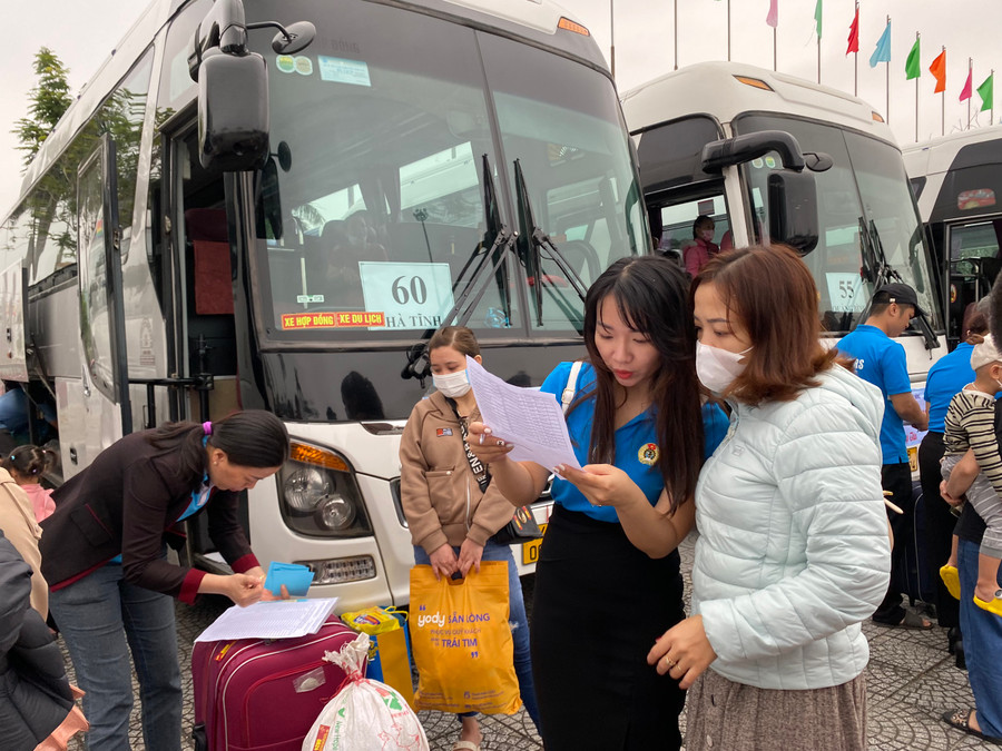 Kiểm tra thông tin công nhân, người lao động trước khi lên xe về quê. Kiểm tra thông tin công nhân, người lao động trước khi lên xe về quê.