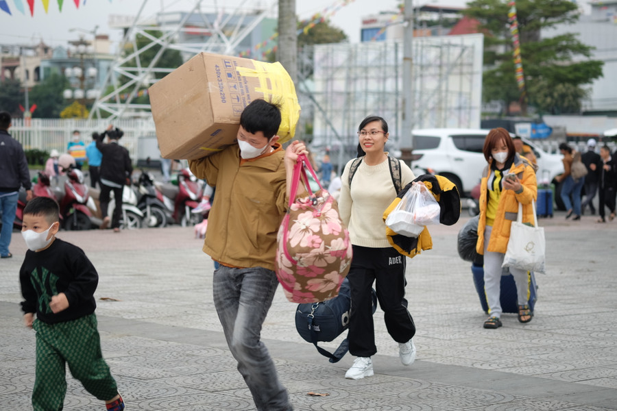 Người lao động ở Đà Nẵng hào hứng về quê đón Tết. Người lao động ở Đà Nẵng hào hứng về quê đón Tết.
