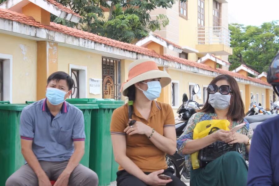 Nhiều phụ huynh ngồi đợi con ở ngoài khu vực khi con thi môn cuối cùng.