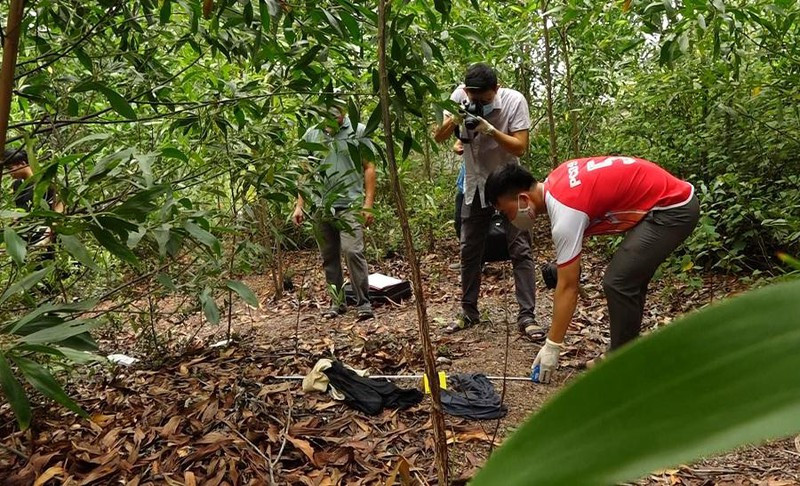 Lực lượng chức năng tiến hành khám nghiệm hiện trường nơi có dấu vết của nghi phạm để lại.