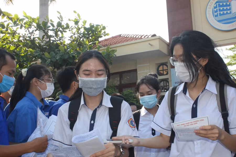 Thí sinh rời phòng thi với tâm lý phấn khởi.