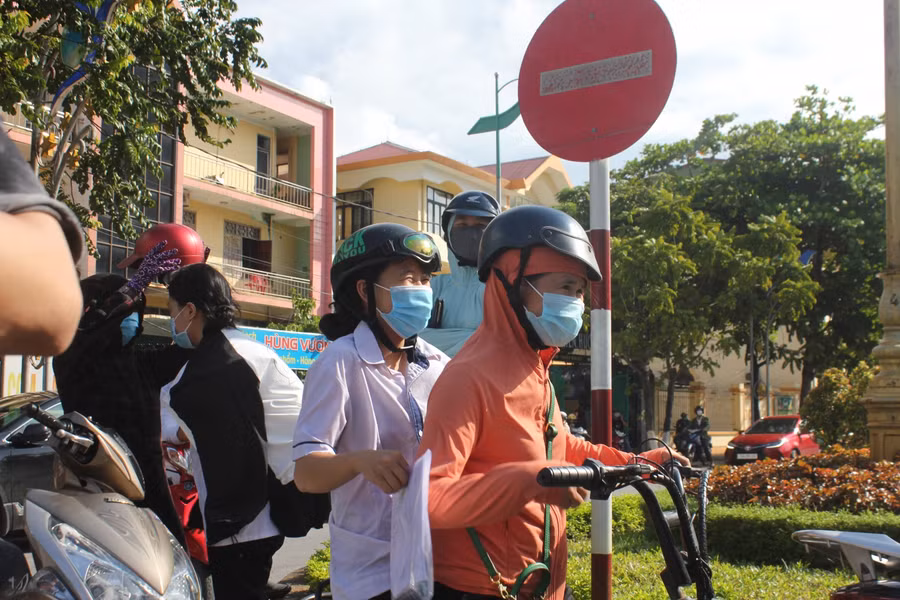 Thí sinh và phụ huynh vui mừng khi kết thúc môn thi với kết quả mong muốn.