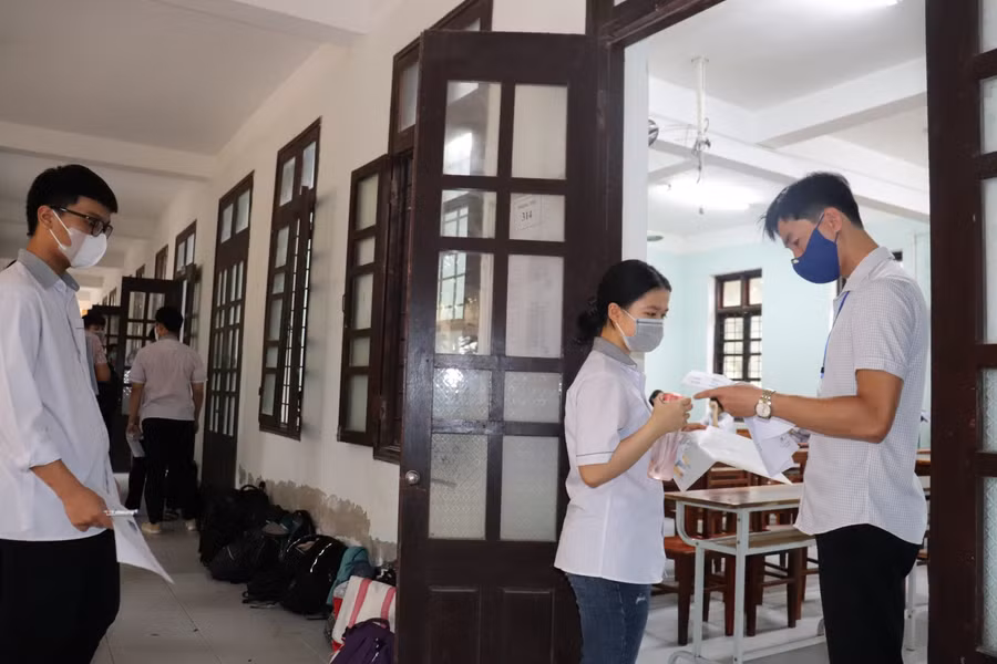 Thí sinh làm thủ tục vào phòng thi.