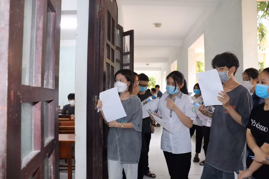 Thí sinh làm thủ tục bước vào môn thi Ngoại ngữ.