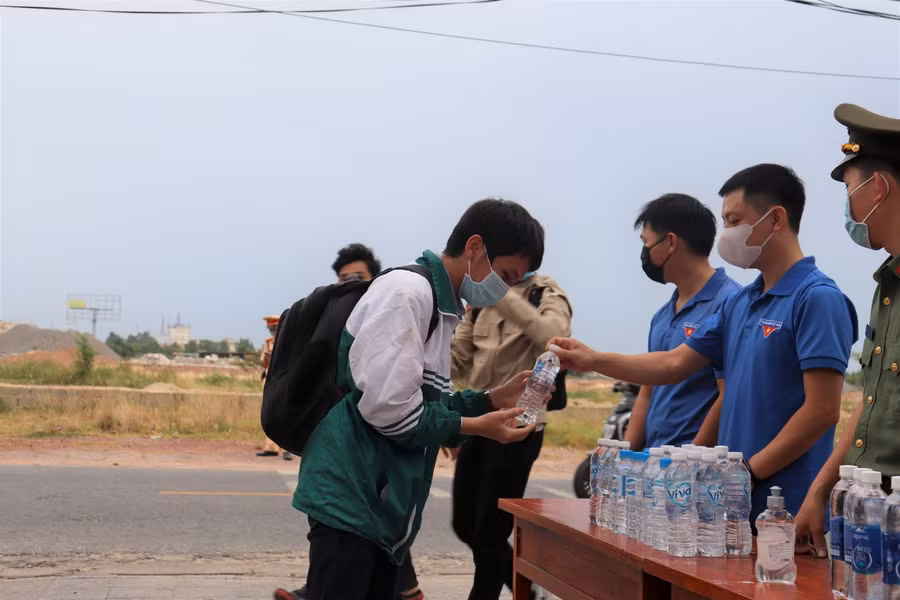 Thí sinh nhận nước uống miễn phí từ Đội tình nguyện.