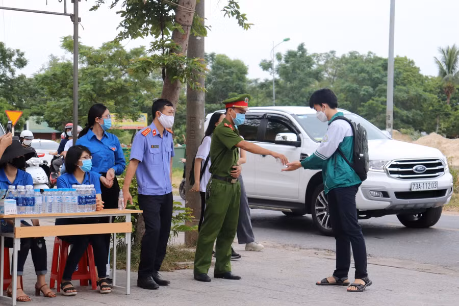 Các thí sinh luôn luôn được hướng dẫn đảm bảo công tác phòng chống dịch trước khi vào khu vực thi.