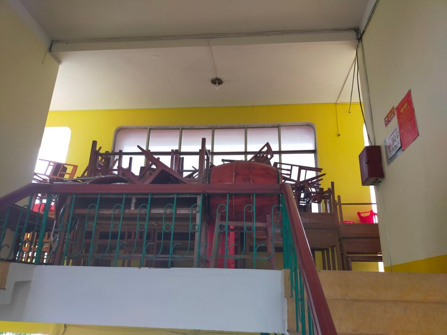 Trước đó, các trường học đã chủ động di chuyển các thiết bị, cơ sở vật chất trường học lên khu vực cao ráo để tránh thiệt hại.