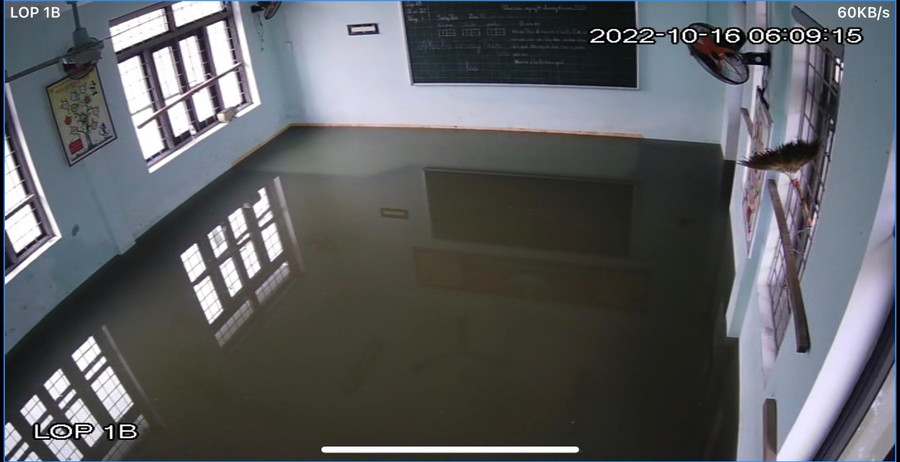 Một sô trường trên địa bàn huyện Lệ Thuỷ nước dâng cao vào tận phòng học.