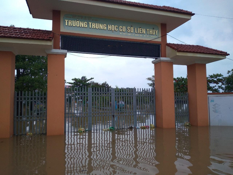 Tại Trường THCS Liên Thuỷ, nước dâng cao khiến sân trường ngập sâu.