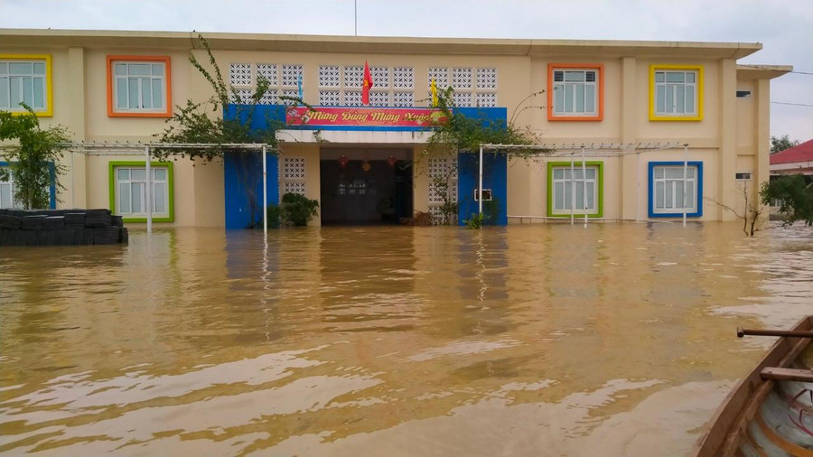 Trường Mầm non Lộc Thuỷ ngập sâu trong biển nước.