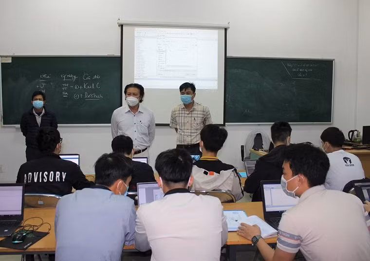 PGS.TS Phan Cao Thọ (đứng ở giữa) - Hiệu trưởng Trường ĐH Sư phạm Kỹ thuật (ĐH Đà Nẵng) kiểm tra công tác dạy học khi sinh viên đi học trực tiếp.