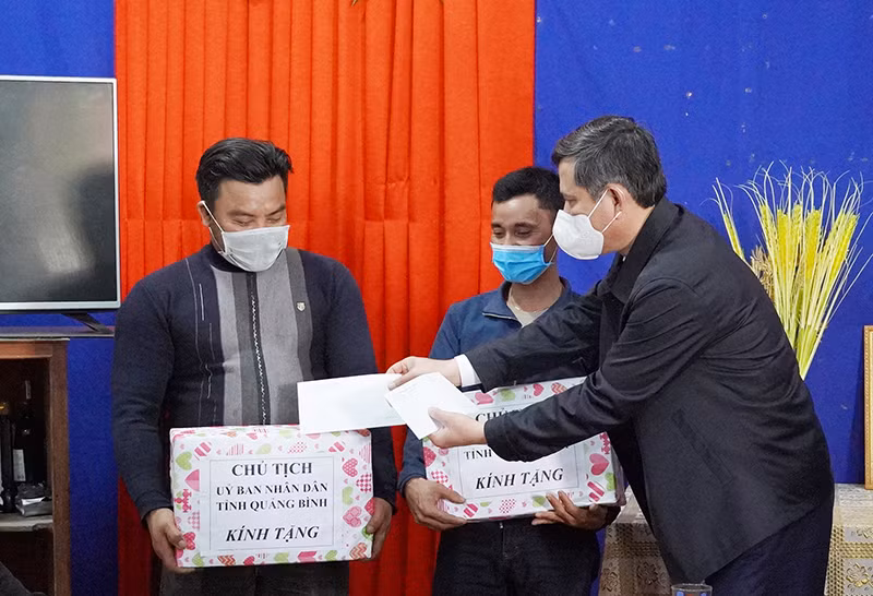 Chủ tịch UBND tỉnh Quảng Bình thăm, tặng quà động viên các chủ tàu cá đã kịp thời hỗ trợ, cứu hộ 11 thuyền viên gặp nạn (Ảnh: A. T)