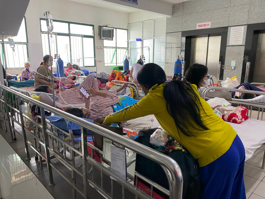 Bệnh nhân nằm điều trị trước cửa thang máy ra vào khoa Nội hô hấp - miễn dịch dị ứng. (Ảnh: Hoàng Vinh) Bệnh nhân nằm điều trị trước cửa thang máy ra vào khoa Nội hô hấp - miễn dịch dị ứng. (Ảnh: Hoàng Vinh)