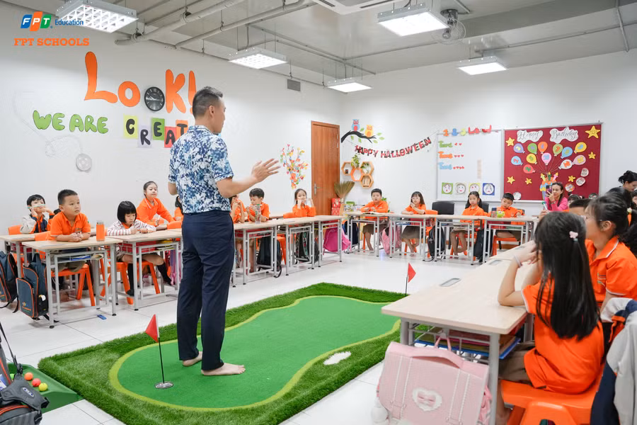 Phụ huynh lớp 2A4 mang đến trường bộ môn “đánh golf”.