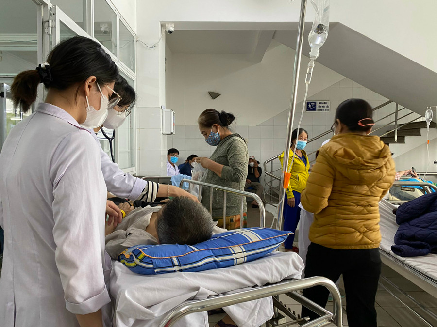 Khu vực trước cửa vào khoa Nội hô hấp - miễn dịch dị ứng của Bệnh viện Đà Nẵng luôn trong tình trạng chật kín. (Ảnh: Hoàng Vinh) Khu vực trước cửa vào khoa Nội hô hấp - miễn dịch dị ứng của Bệnh viện Đà Nẵng luôn trong tình trạng chật kín. (Ảnh: Hoàng Vinh)