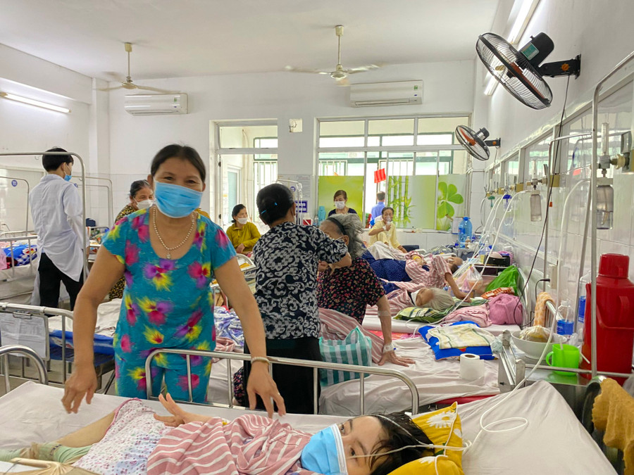 Bên trong phòng bệnh nặng 505 của Khoa Nội hô hấp - miễn dịch dị ứng, rất đông bệnh nhân điều trị. (Ảnh: Hoàng Vinh) Bên trong phòng bệnh nặng 505 của Khoa Nội hô hấp - miễn dịch dị ứng, rất đông bệnh nhân điều trị. (Ảnh: Hoàng Vinh)