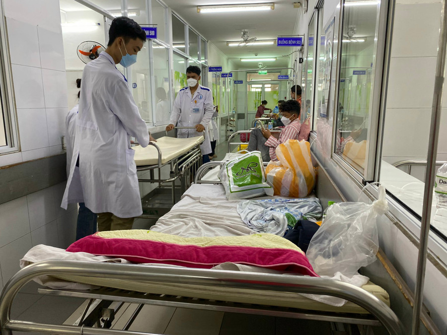 Dọc hành lang của khoa cũng kê giường bệnh. (Ảnh: Hoàng Vinh) Dọc hành lang của khoa cũng kê giường bệnh. (Ảnh: Hoàng Vinh)