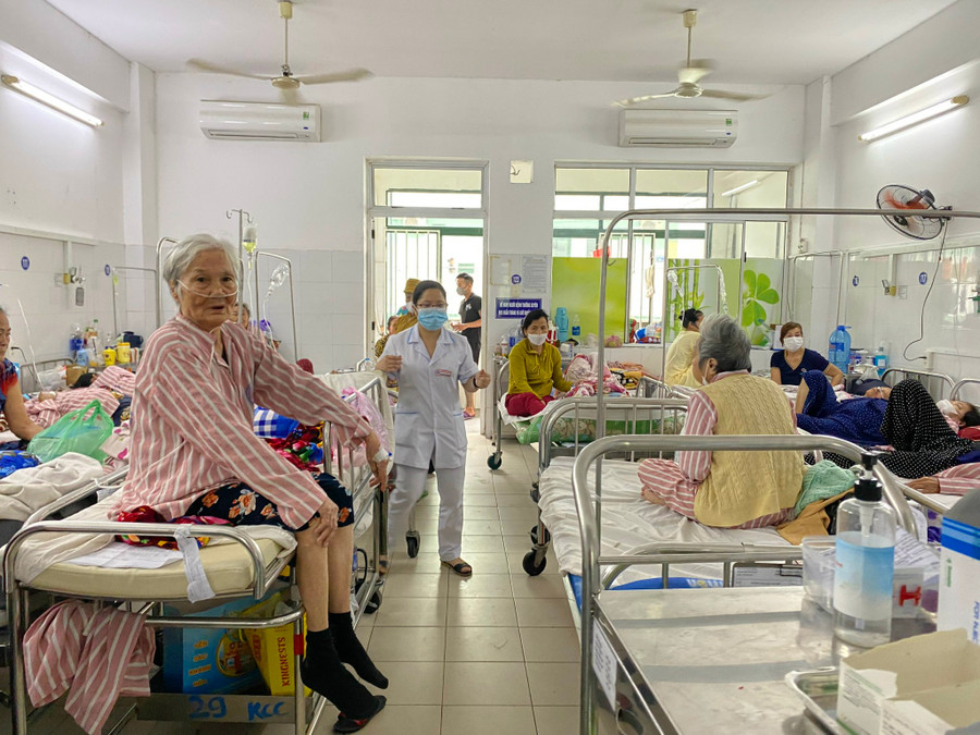 Bên trong phòng bệnh nặng 505 của Khoa Nội hô hấp - miễn dịch dị ứng. (Ảnh: Hoàng Vinh) Bên trong phòng bệnh nặng 505 của Khoa Nội hô hấp - miễn dịch dị ứng. (Ảnh: Hoàng Vinh)