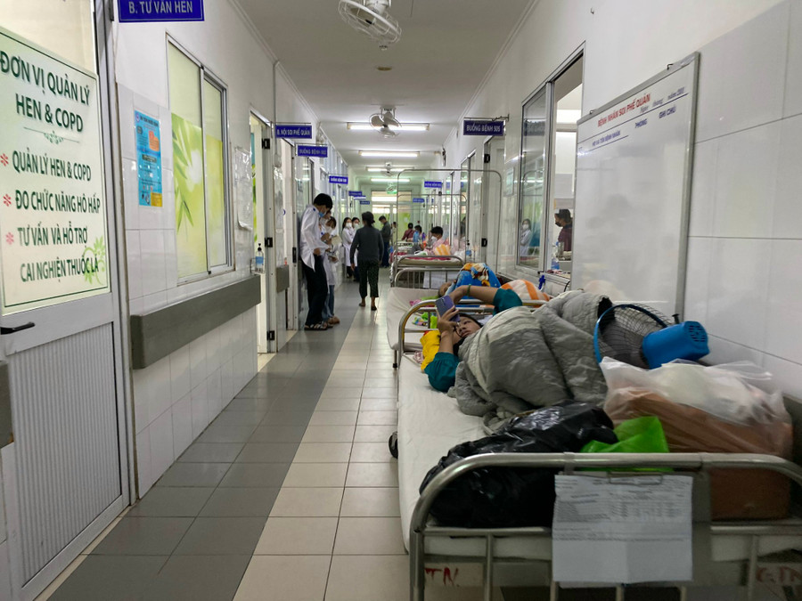 Bác sĩ kê giường bệnh dọc hành lang để điều trị cho bệnh nhân. (Ảnh: Hoàng Vinh) Bác sĩ kê giường bệnh dọc hành lang để điều trị cho bệnh nhân. (Ảnh: Hoàng Vinh)