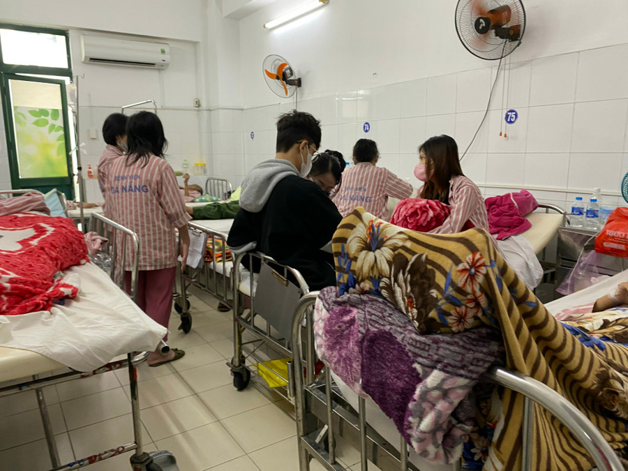 Các phòng bệnh khác của khoa cũng trong tình trạng chật kín. (Ảnh: Hoàng Vinh) Các phòng bệnh khác của khoa cũng trong tình trạng chật kín. (Ảnh: Hoàng Vinh)