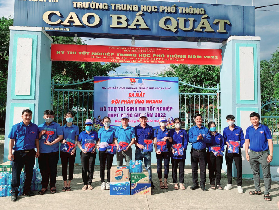 Đội xe phản ứng nhanh túc trực thường xuyên tại các điểm thi tốt nghiệp THPT. Quỳnh Nguyễn.