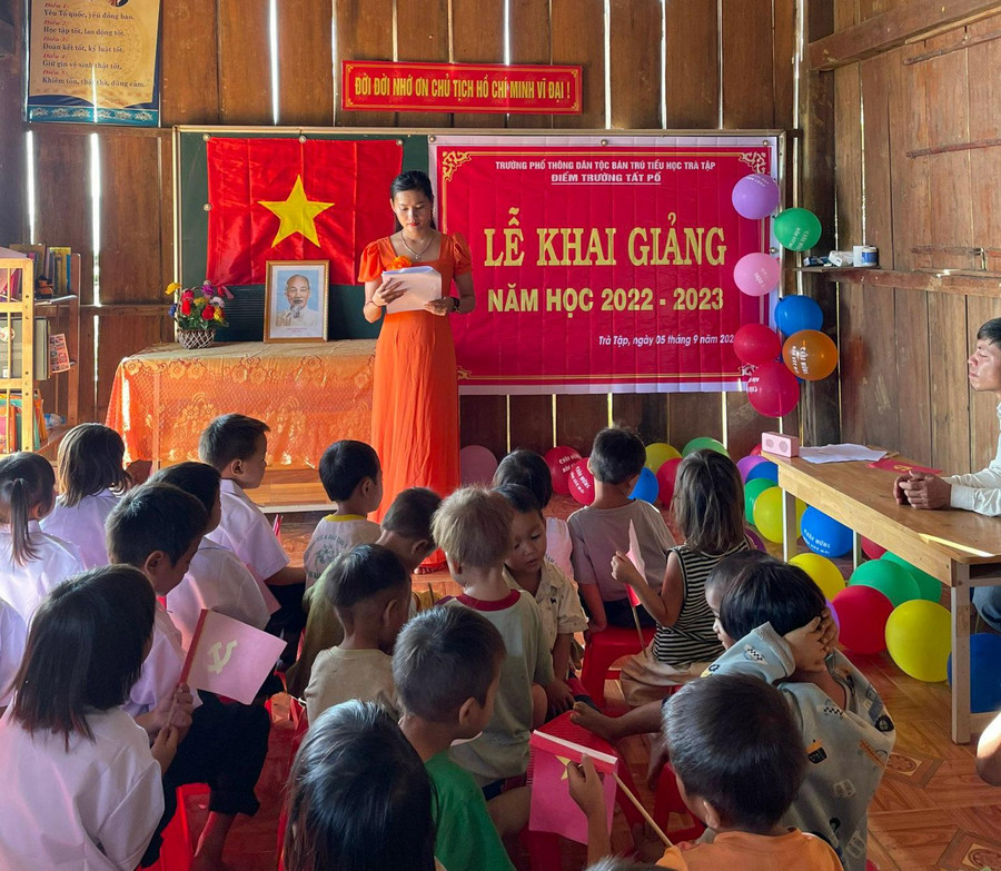 Cô giáo Trà Thị Thu đọc thư chúc mừng khai giảng năm học mới Cô giáo Trà Thị Thu đọc thư chúc mừng khai giảng năm học mới