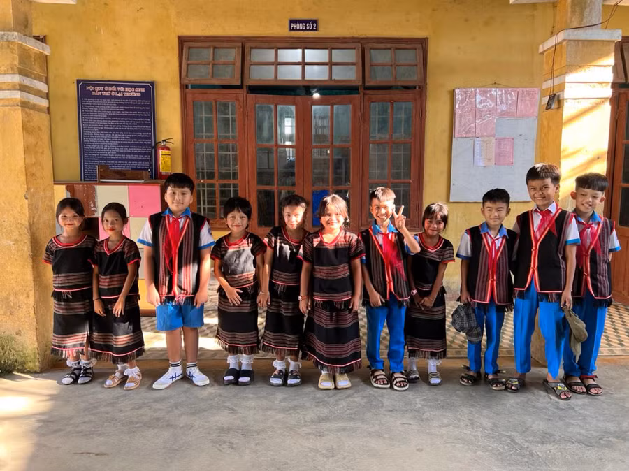 Các em học sinh rạng rỡ trong trang phục truyền thống vào ngày Khai giảng năm học mới. 