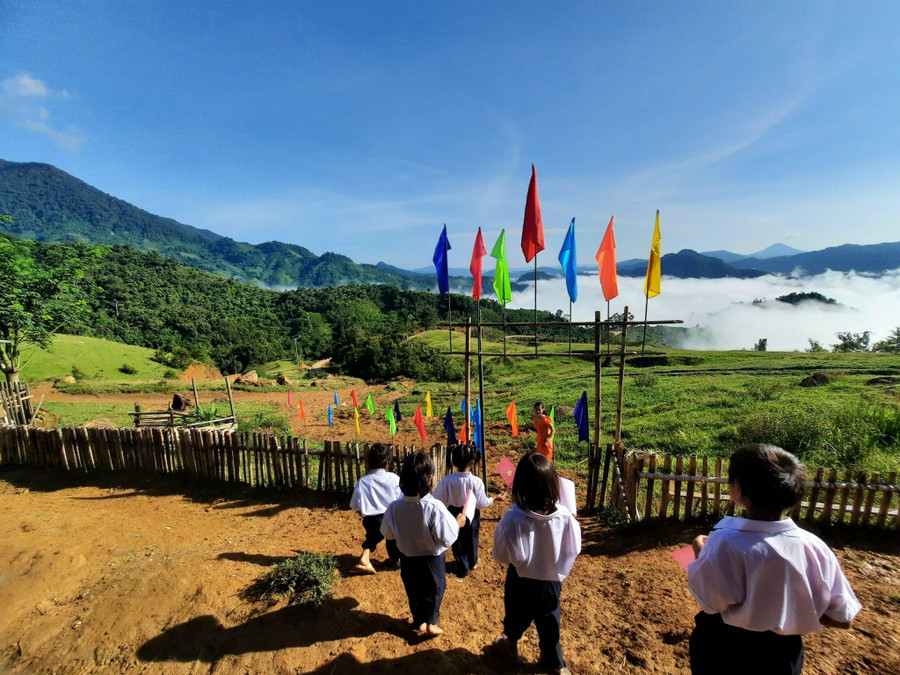 Buổi Lễ khai giảng được tổ chức trên một điểm trường vùng cao của huyện xa nhất tỉnh Quảng Nam. Buổi Lễ khai giảng được tổ chức trên một điểm trường vùng cao của huyện xa nhất tỉnh Quảng Nam.