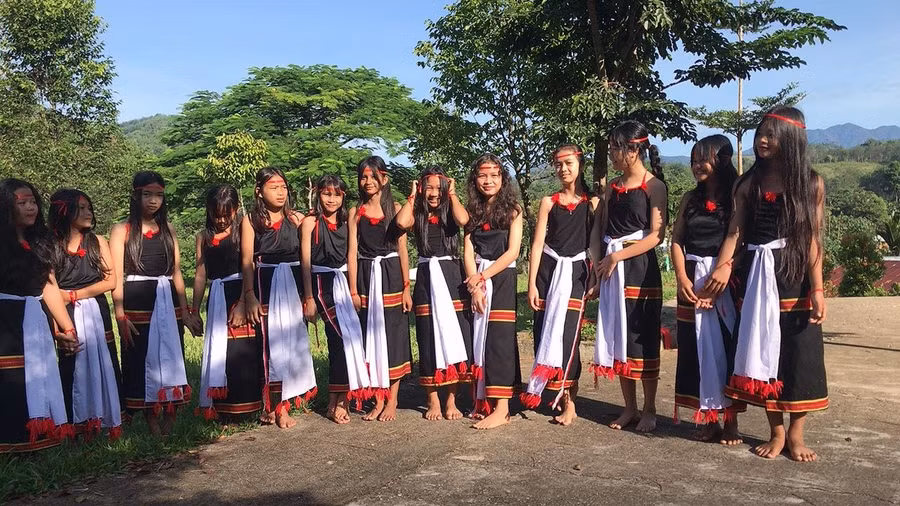 Học sinh vui vẻ sau khi trở lại trường.