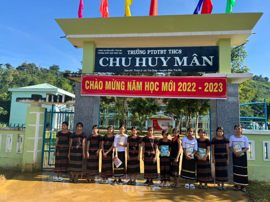 Học sinh Trường Phổ thông dân tộc bán trú THCS Chu Huy Mân trong bộ áo quần truyền thống.