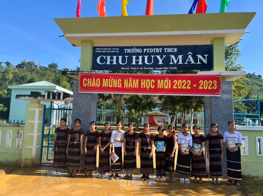 Học sinh Trường Phổ thông dân tộc bán trú THCS Chu Huy Mân trong bộ áo quần truyền thống.