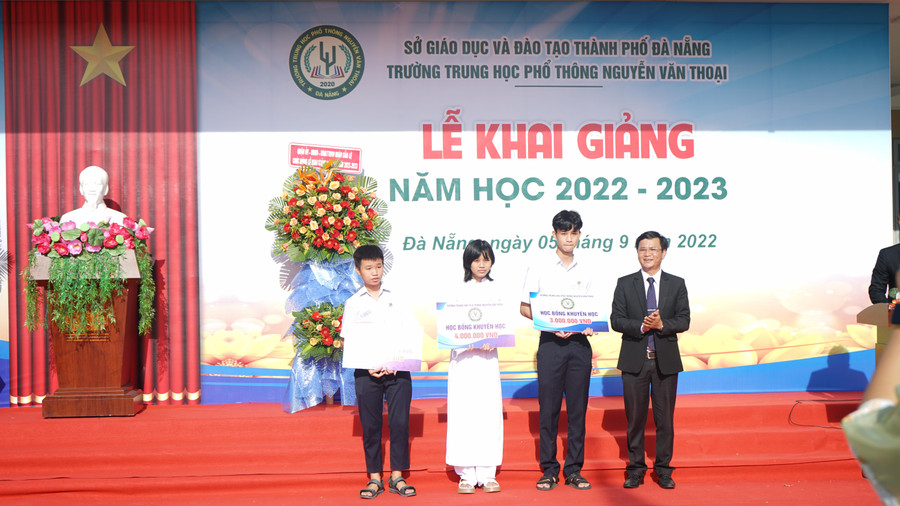Thầy Đặng Hùng Thương - Hiệu trưởng Trường THPT Nguyễn Văn Thoại trao tặng học bổng cho các em học sinh. Thầy Đặng Hùng Thương - Hiệu trưởng Trường THPT Nguyễn Văn Thoại trao tặng học bổng cho các em học sinh.
