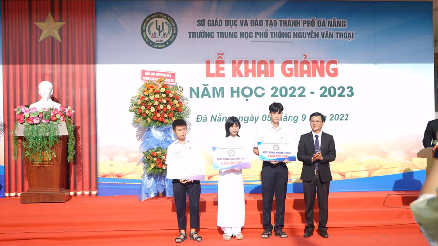 Thầy Đặng Hùng Thương - Hiệu trưởng Trường THPT Nguyễn Văn Thoại trao tặng học bổng cho các em học sinh.