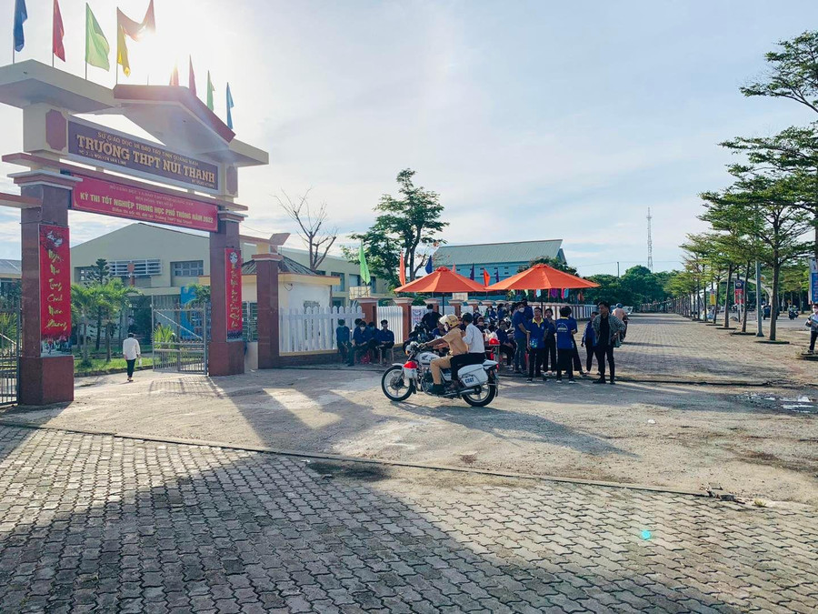 CSGT dùng xe đặc chủng chở thí sinh bị hỏng xe tới điểm thi Tốt nghiệp.