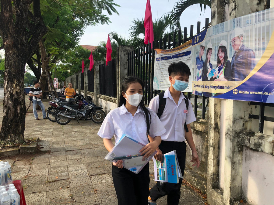 Em Trương Quốc Duy (bên phải) và bạn đến điểm thi để bắt đầu thi môn Tổ hợp.