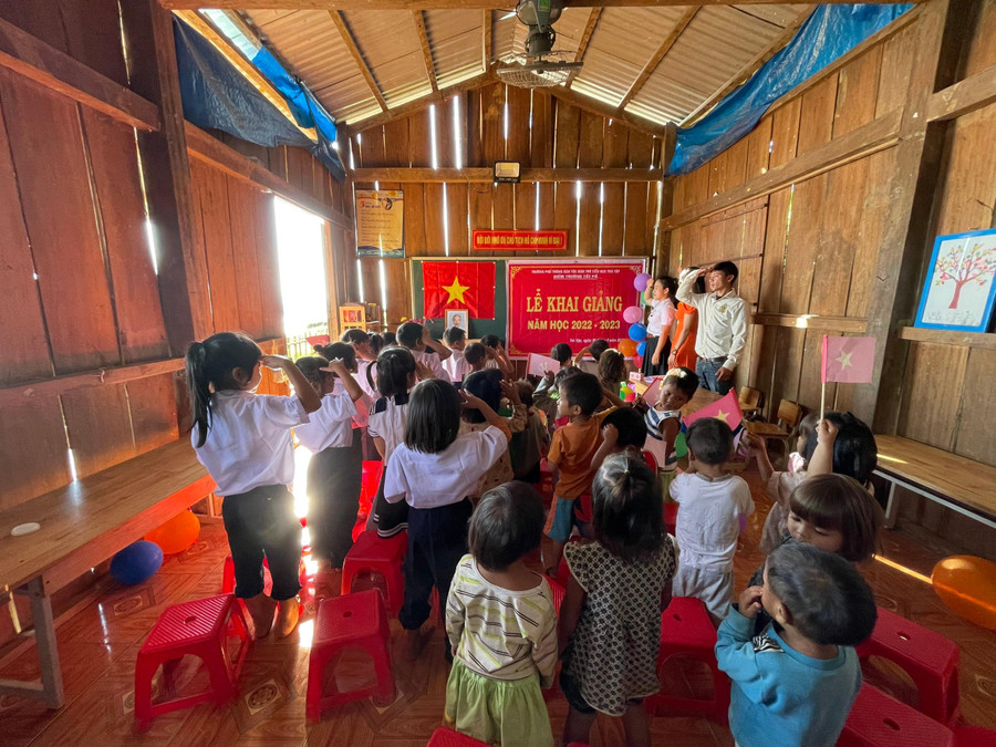 Các em học sinh và cô giáo cùng trưởng nóc Tắk Pổ thực hiện nghi thức chào cờ trong Lễ Khai giảng. Các em học sinh và cô giáo cùng trưởng nóc Tắk Pổ thực hiện nghi thức chào cờ trong Lễ Khai giảng.