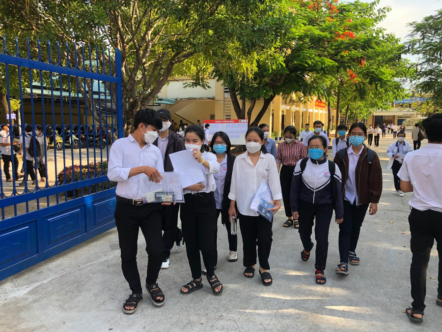 Các thí sinh trao đổi với nhau sau khi kết thúc phần thi môn Toán. Các thí sinh trao đổi với nhau sau khi kết thúc phần thi môn Toán.