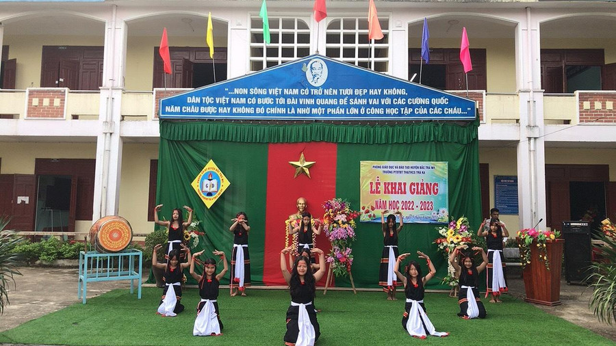 Học sinh Trường phổ thông dân tộc bán trú TH&amp;THCS Trà Ka đang biểu diễn tiết mục văn nghệ trong Lễ khai giảng.